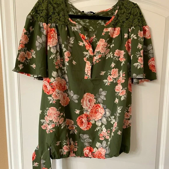 New with tags!! 🌺🌷🌺🌸 Women’s floral summer-y top. Size 14-16. - Picture 1 of 4